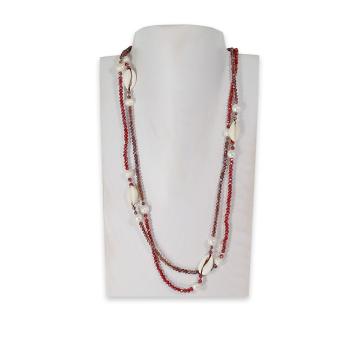 Collana montata in cristallo rubino, perle di fiume e paguro