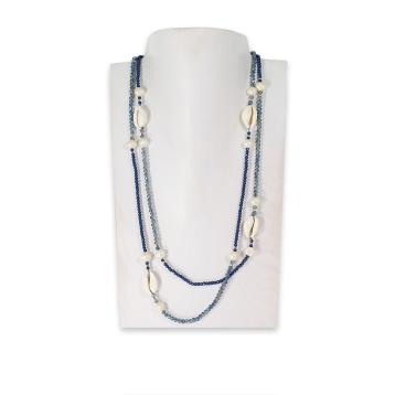 Collana montata in cristallo blu, perle di fiume e paguro