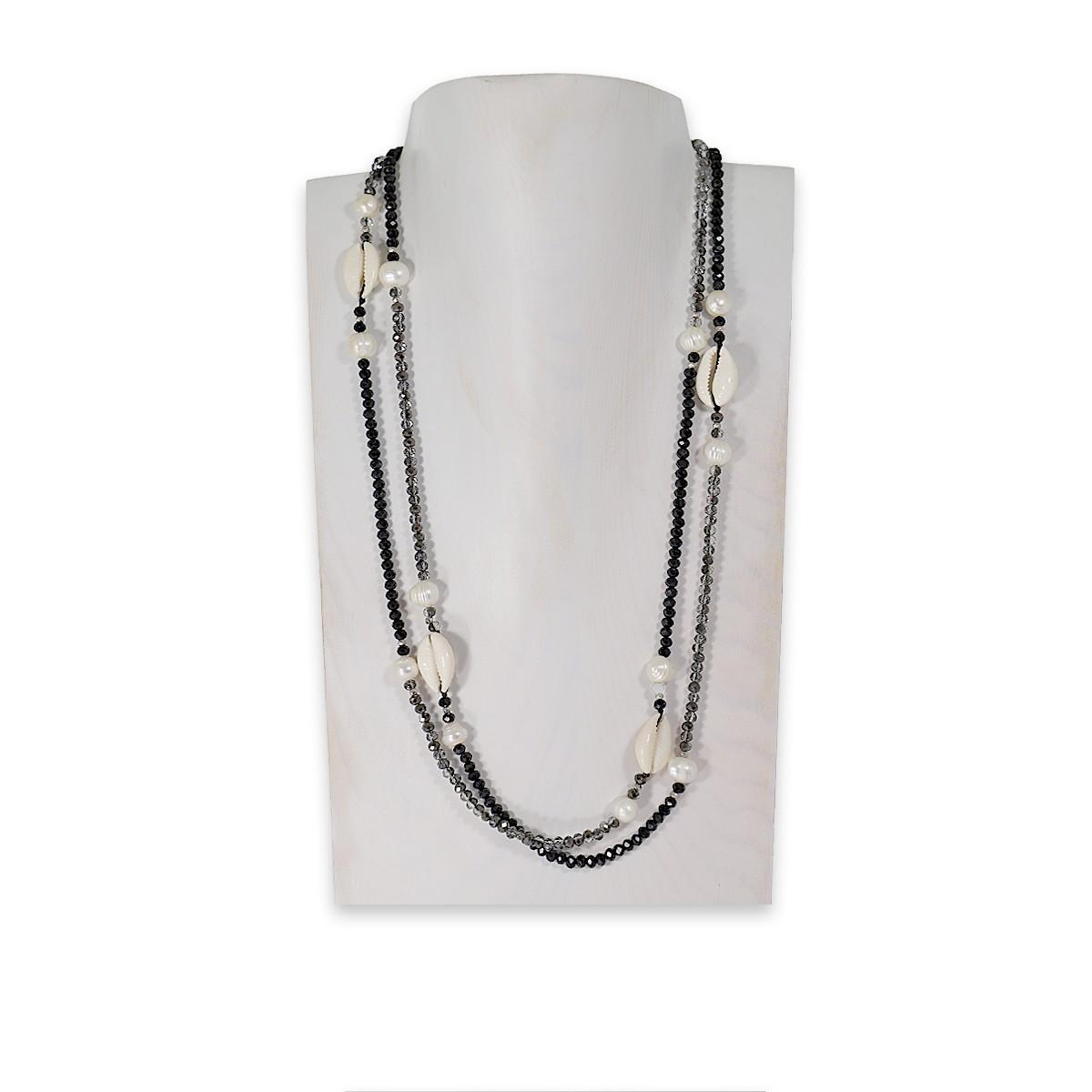 Collana montata in cristallo nero, perle di fiume e paguro