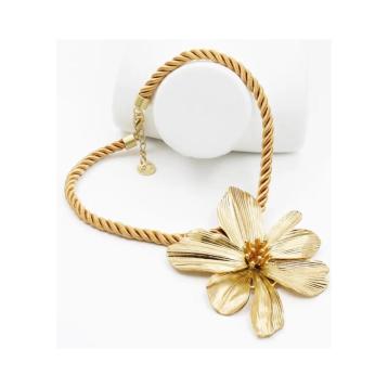 Collana donna C63 con fiore in metallo e cordoncino