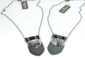 Collana catena con ciondolo metallo e pelle