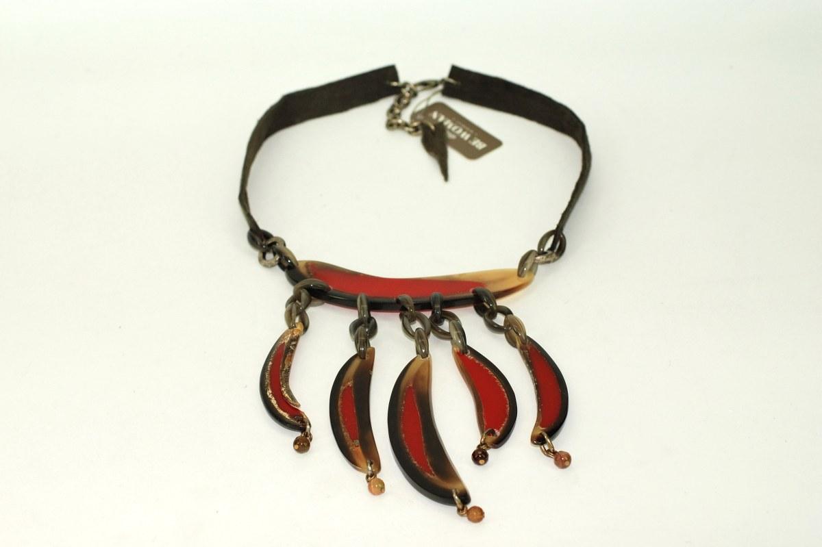 Collana resina e nappa