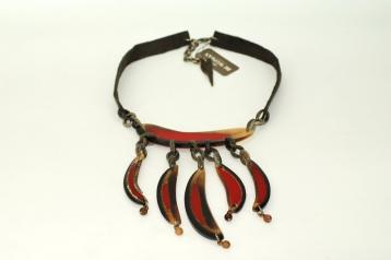 Collana resina e nappa
